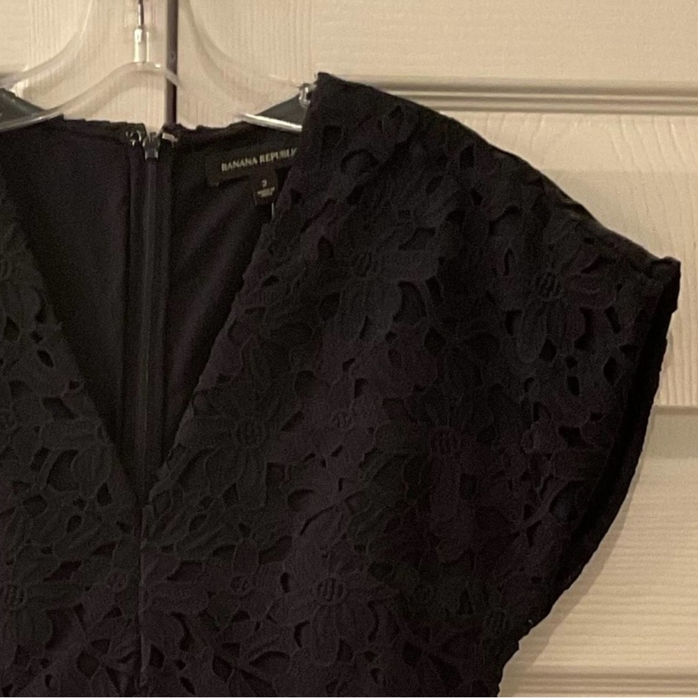 Banana Republic V-neck Lace Navy
Dress w/Pockets! size 2. NWT - Picture 2 of 6